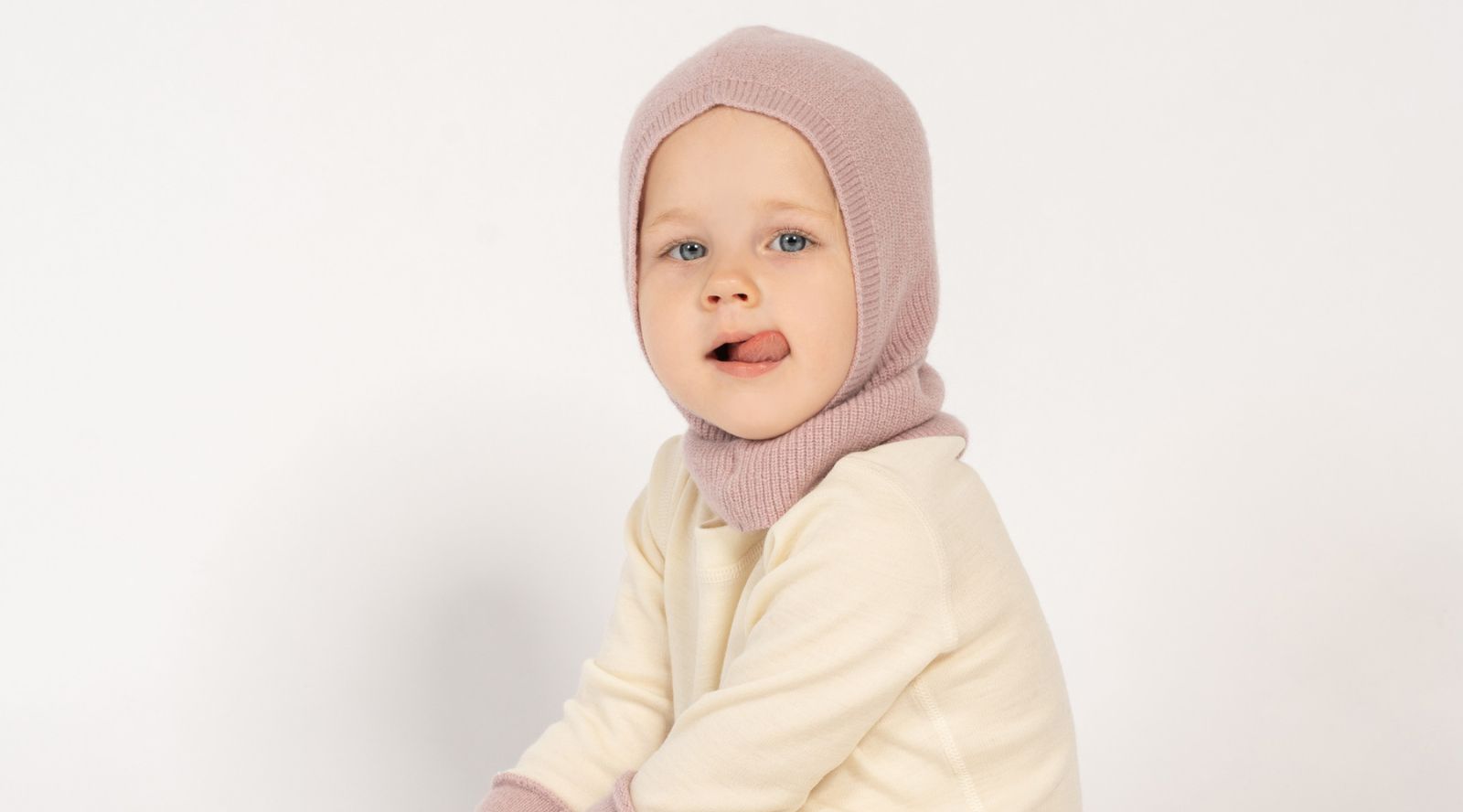 Warm unisex kids‘ hood balaclava made from Merino wool for outdoor activities. 