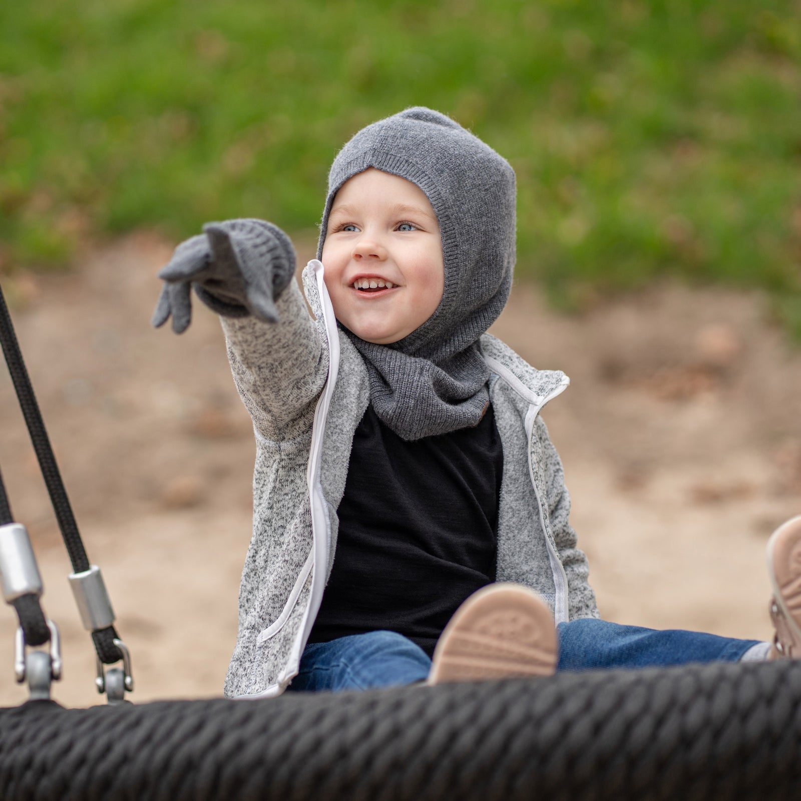 Packshot of Menique Kids' Knit Gloves in the color pink in the white background