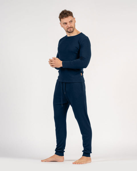 The menique men&#39;s merino wool 250gsm long sleeve top and jogger sweatpants set in dark blue.