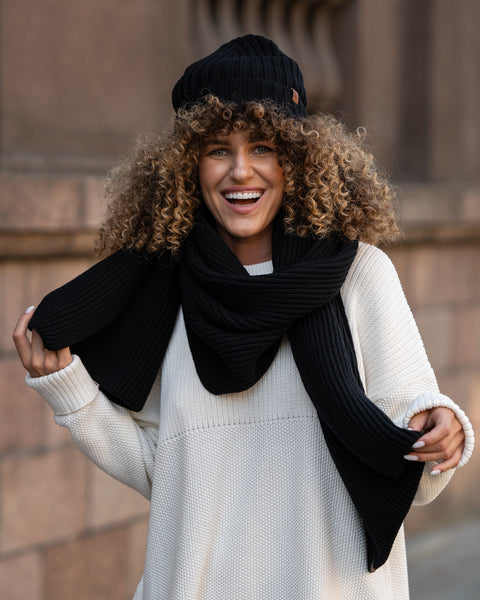 Women&#39;s Knit Thick Scarf Merino in black color.