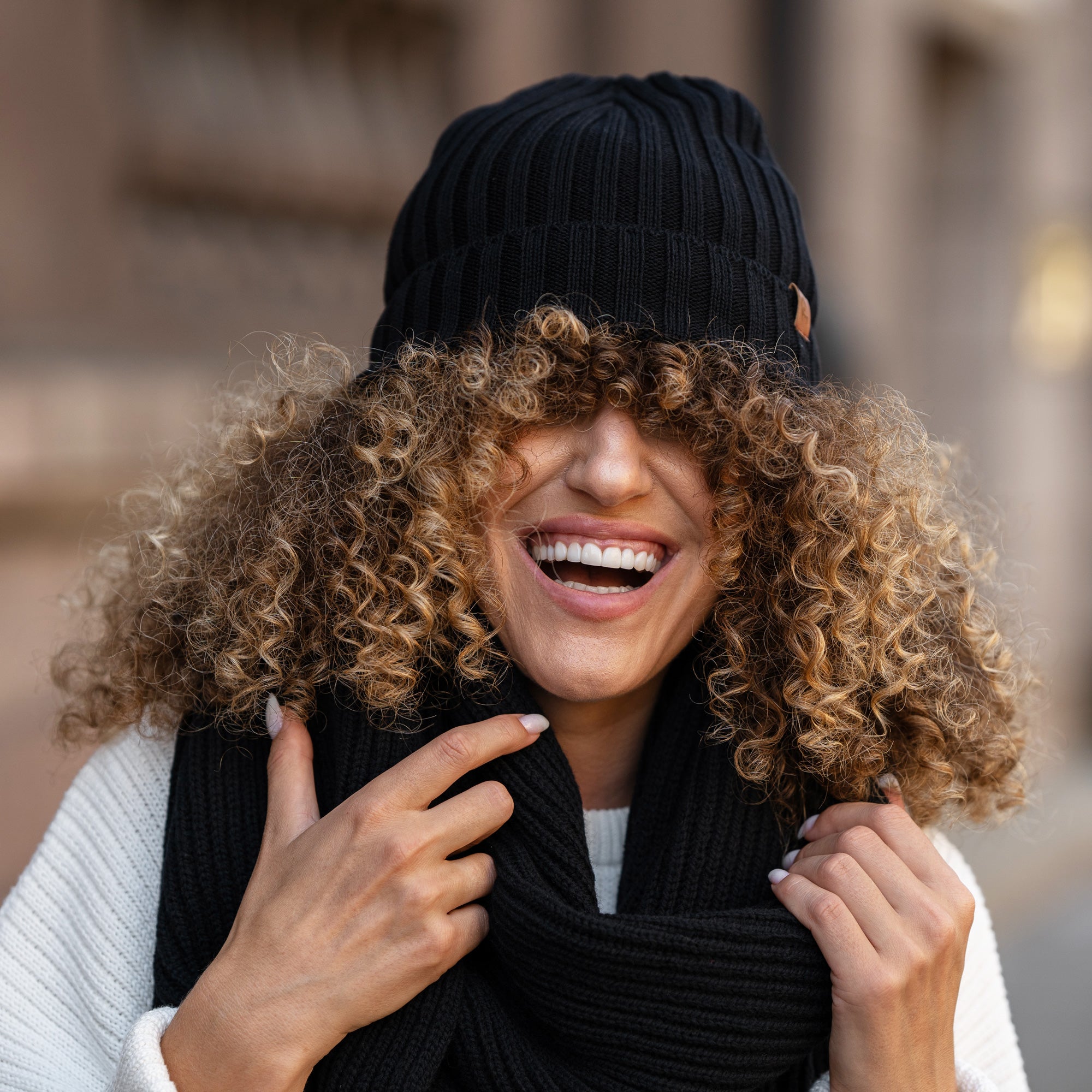 Women's Knit Thick Scarf Merino in black color.