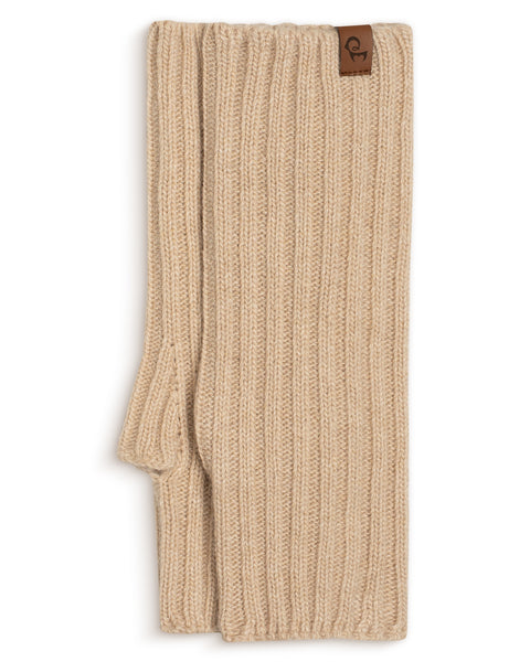 Packshot of menique women&#39;s wrist gloves in the color creamy beige in the white background