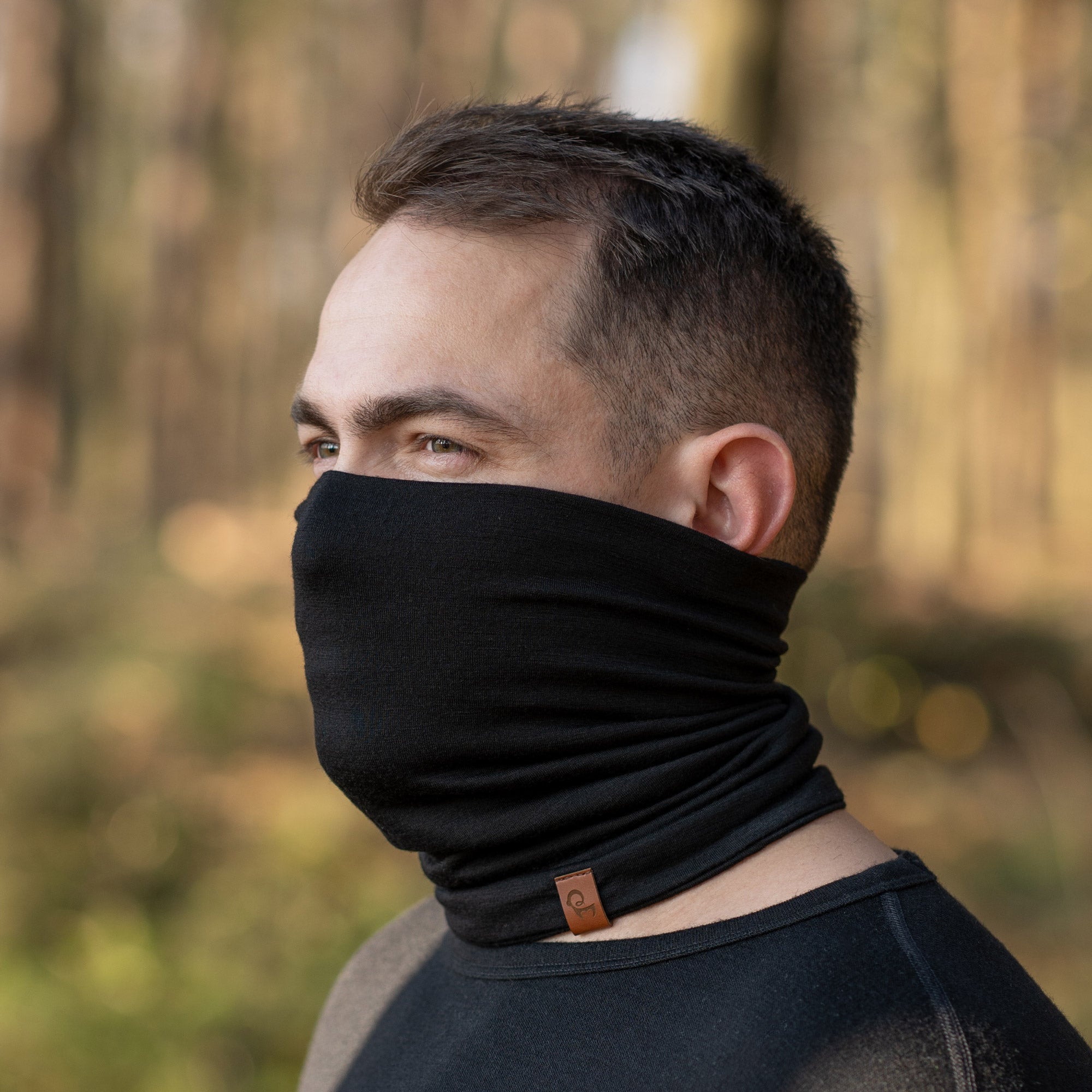 menique unisex black neck gaiter in white background