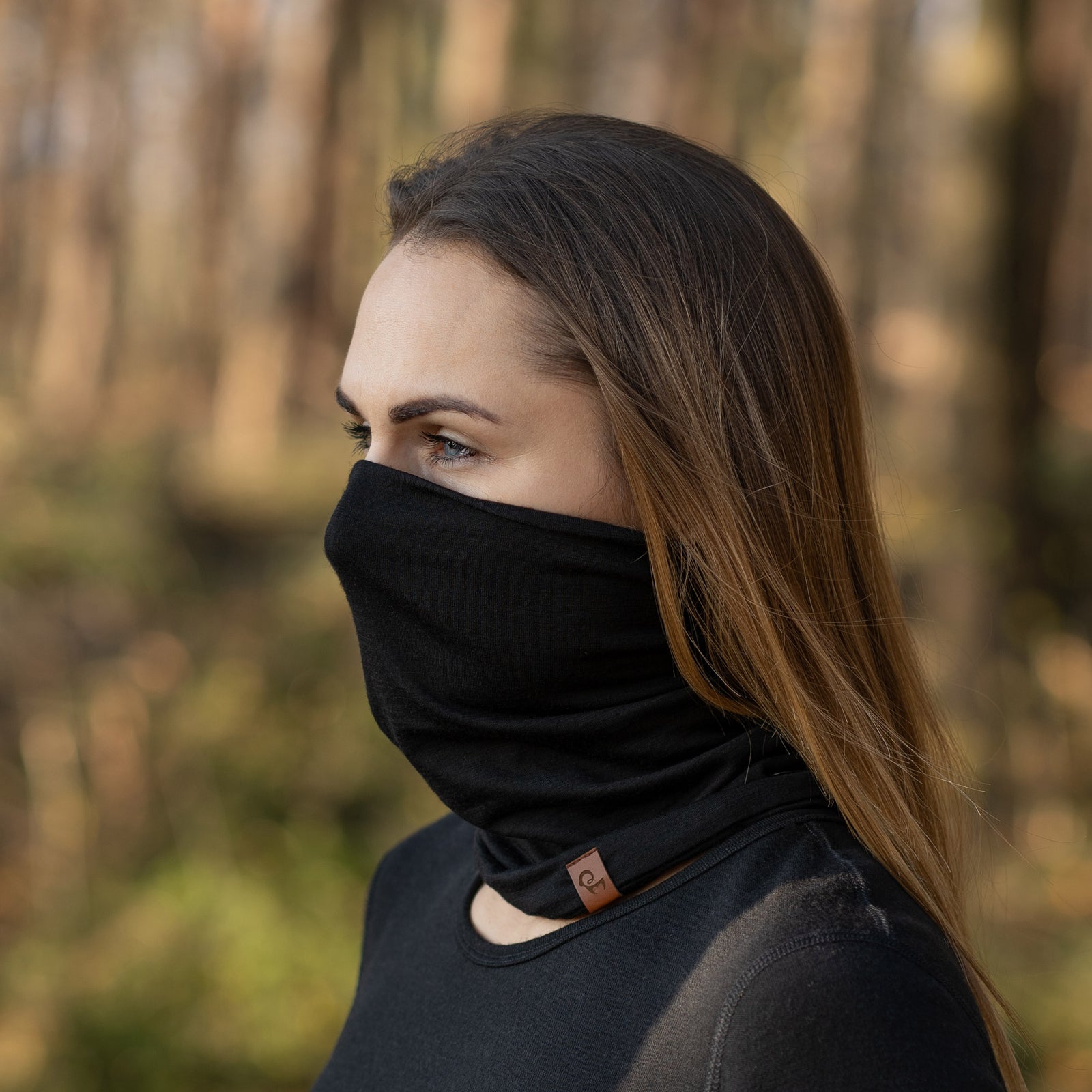 menique unisex black neck gaiter in white background